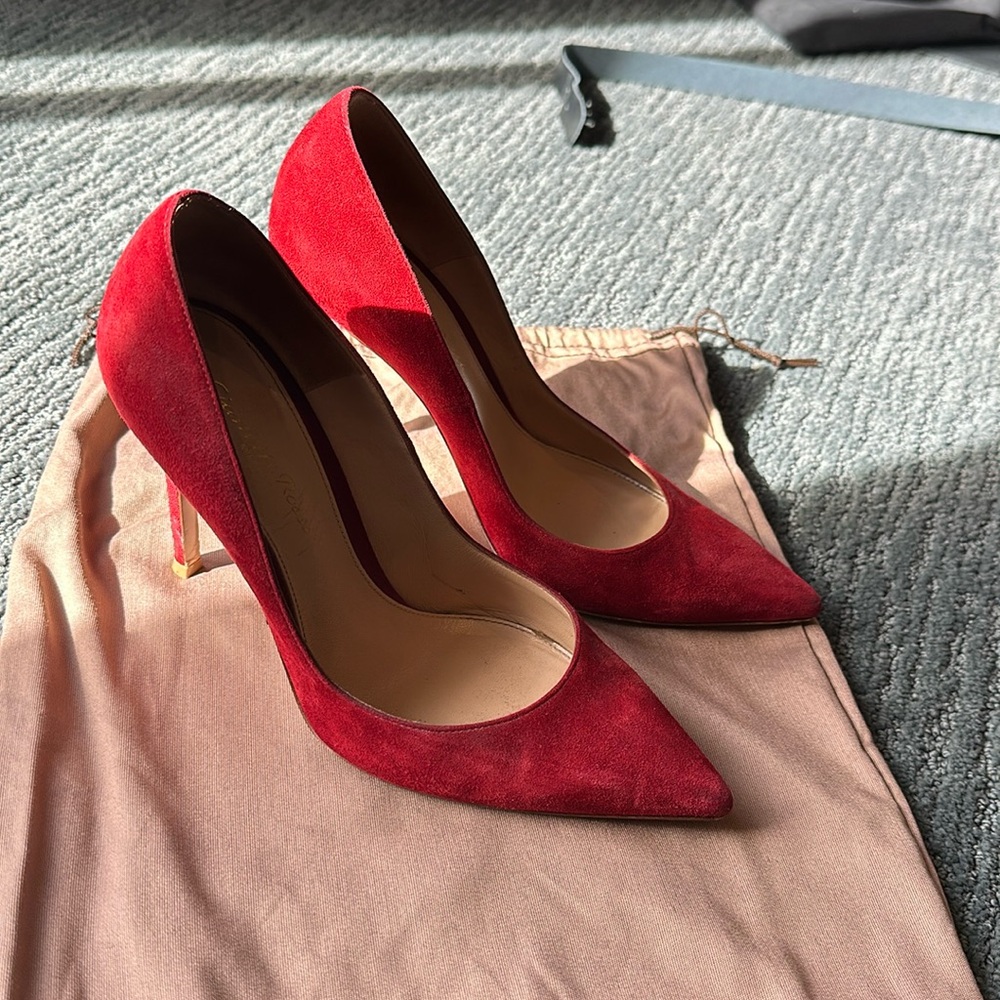 Authentic Gianvito Rossi pumps in suade Red. Minimal wear. Good condition